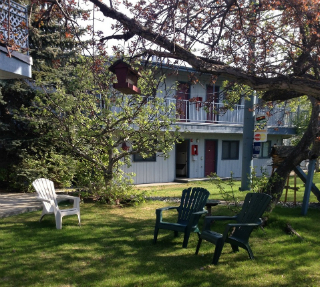 Lakeshore Inn & Suites Building in Spring